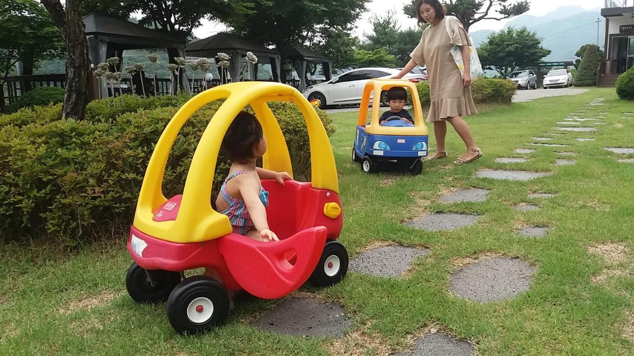 Forest Of Color Pension Hongcheon Ngoại thất bức ảnh