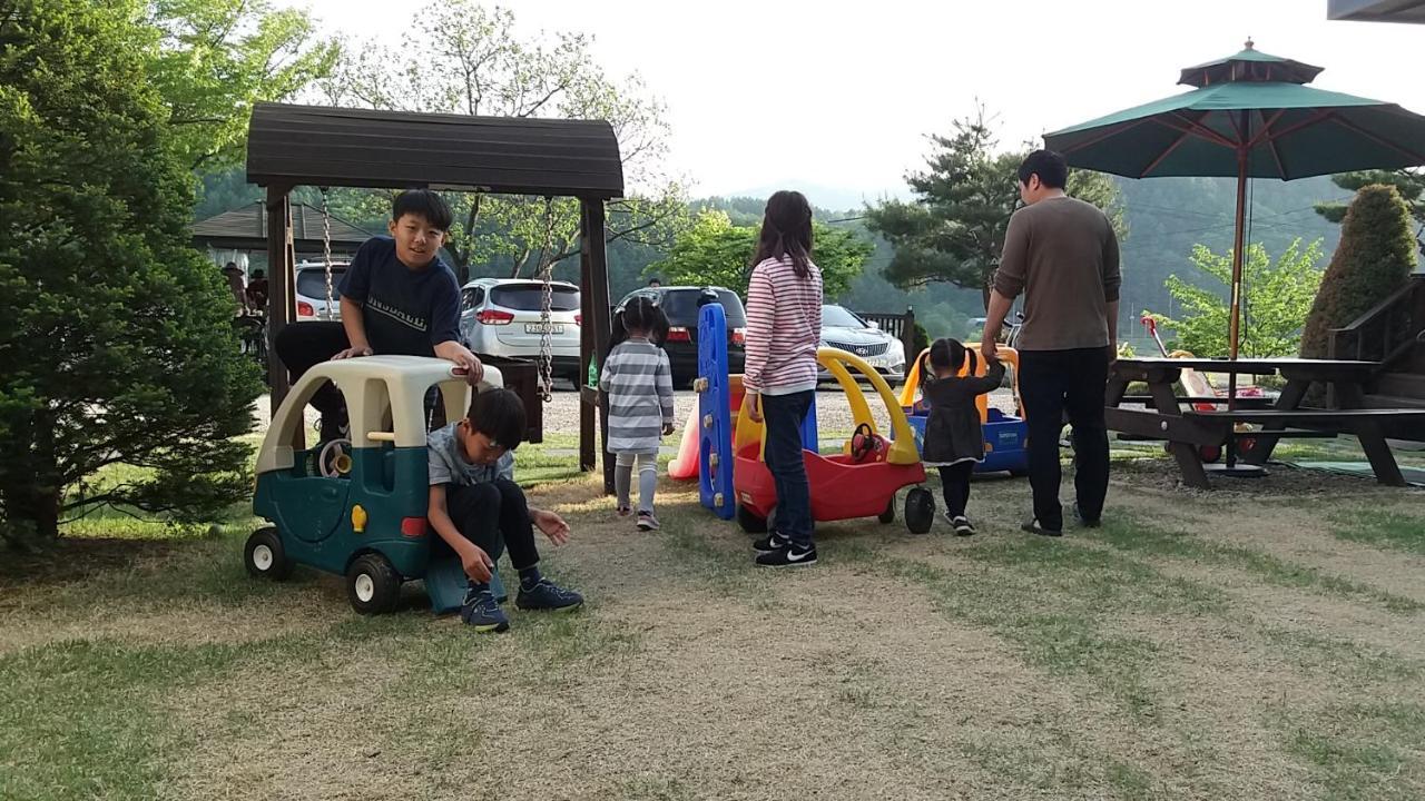 Forest Of Color Pension Hongcheon Ngoại thất bức ảnh
